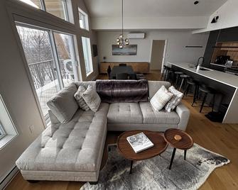 Ski-In Penthouse Condo Msa - Beaupre - Phòng khách