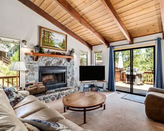 Scenic Lakefront Retreat with Private Dock, Kayaks & Game Room near Pine Mountain Lake, Groveland, California - Groveland - Sala de estar