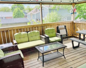 5 Bedroom Summer House (newly built) - Walk to Parlee Beach! - Pointe-du-Chêne - Balcony