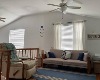 Camelot on the Canal South Bimini. Sleeps 6. Dock Included! - Alice Town - Sala de estar