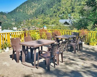 Crystal Mountain Jibhi - Gushaini - Patio