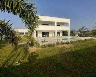 Cap Skirring Superb apartment in a private villa with swimming pool. - Cap Skirring - Building