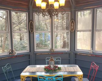 Nature House Water View Large Deck 2 story Gazebo 2 bed 2 bath - West Simsbury - Eetruimte