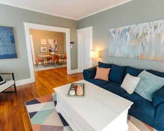 Historic Revival 2br Midtown Memphis Free Parking - ממפיס - סלון