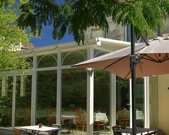 Hotel Henri IV - Coutras - Binnenhof