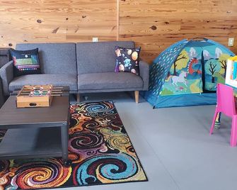 A remote getaway Enjoy nature, have fun and embrace relaxation - Edenton - Huiskamer