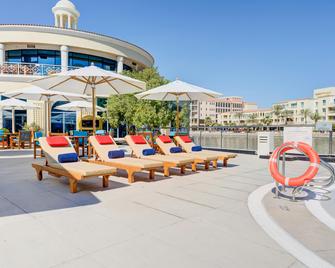 Millennium Lakeview Residence - Dubai - Zwembad