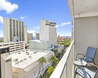 Marine Surf 13th Renovated with Small Parking Space - Honolulu - Balcony