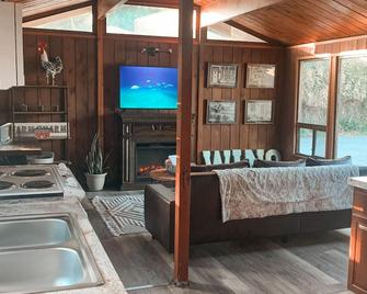 Guesthouse Farmstay @ Barrelcreek Farm & Vineyards - San Martin - Living room