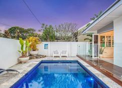 Gold Coast-Miami Mid-Century Beach Home With Pool - Miami - Pool
