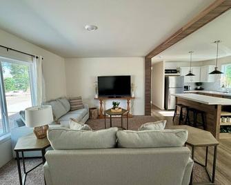 Brand New Cozy Home in Duchesne - Duchesne - Sala de estar