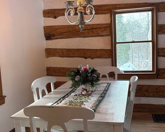Fully restored 1855 Log Cabin, a modern-rustic retreat - Saukville - Comedor