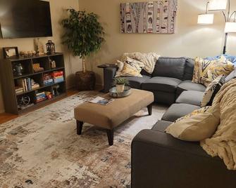Front Street Retreat - A cozy, 2-bedroom apartment in the heart of Lynden! - Lynden - Living room