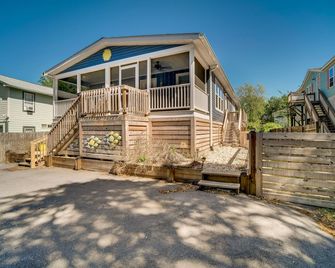 Charleston Home with Porch - 3 Mi to Folly Beach! - Charleston - Budynek