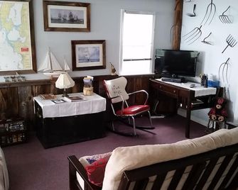 Lake Champlain Cabin - Plattsburgh - Living room