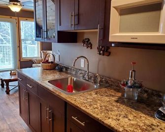 Waterfront Bliss: 360° Views at Tall Pine Point - Lac Du Bonnet - Kitchen