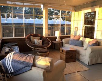 Historic Waterfront Beach House on Estuary - Seaside - Living room
