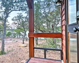 Serene Tiny Home with Lakefront Fishing Pier Near Historic Downtown Eastland in Eastland, Texas - Eastland - Balkon