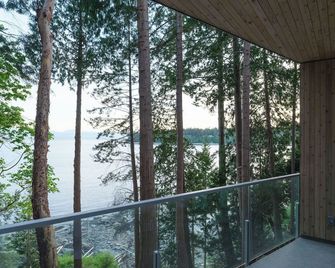 Tsuga Beach Inn - Waterfront Retreat - New - Salal Suite - Sechelt - Balkon