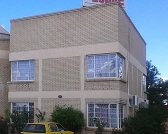 The Nest Lodge - Francistown - Gebäude