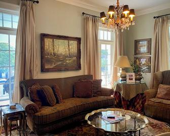 The White House - Texarkana - Living room