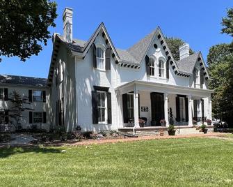 Rose Hill Inn - Versailles - Building