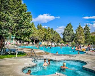 Whispering Creek - Meredith Lodging - Redmond - Bazén