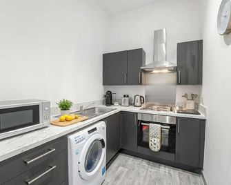 Budget 1 Bedroom Apartment in Dudley - Brierley Hill - Kitchen