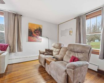 Quiet Comfort Near The Heart Of Johnstown 2 Bedroom Home - Johnstown - Living room