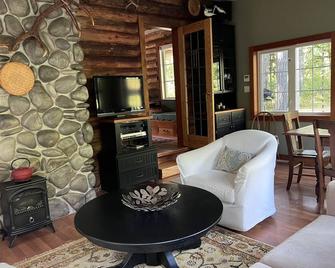 Log Cabin on River Acreage - Lake Cowichan - Sala de estar