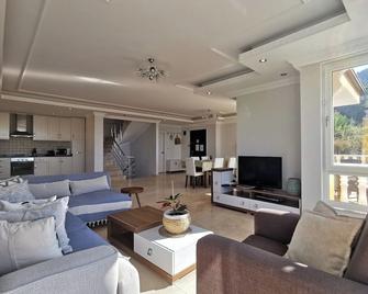 Villa with a Pool and Jacuzzi - Alanya - Wohnzimmer