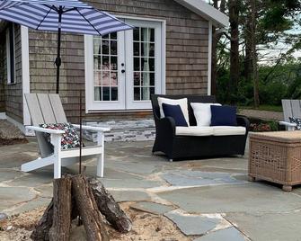 Green roof cottage lil house - Duxbury - Patio