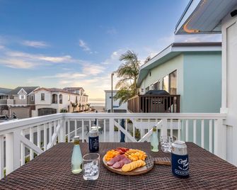 Ocean Breeze II by AvantStay Steps to the Beach - 新港灘 - 陽台