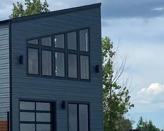 Waterfront Home on Lake Poinsett! 5 queen beds and a Beachfront Bar!! Sleeps 10 - Arlington - Edificio