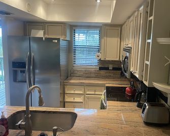 2 bed/ 2.5 bath Waterfront Condo with 2 pools and great fishing - Bokeelia - Kitchen