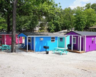 Franky and Louie's Purple Cabin 4 - Four Seasons - Building