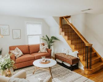 The Franklin Green House in the heart of Berne, Indiana - Berne - Sala de estar