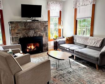 Private Oasis Awaits ! Hot Tub, Fire Pit, nap in the Hammock under the trees - Canadensis - Living room