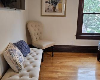 Historic home in downtown De Pere, sleeps 10 - De Pere - Living room