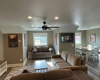 Cozy 1-bedroom In-Law Suite Close to Skiing, Hiking & More - Ogden - Living room