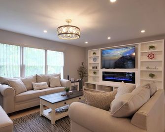 NorthFork Getaway 4br 3bath - Jamesport - Obývací pokoj