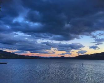 Happy Ever Active Hideaway with Large Deck & Lake View - Oyama, Lake Country - Lake Country - Пляж