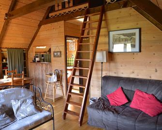 Adorable chalet perched in the forest with breathtaking views of the ski area. - Lans-en-Vercors - Salon