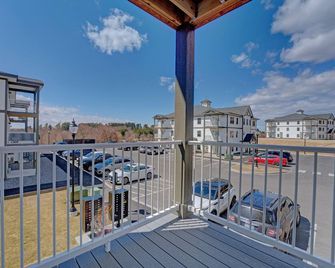 Nature's Oasis: Tranquil 2BR+1BA Gem Only 2 Miles to Lewiston! - Auburn - Balcone