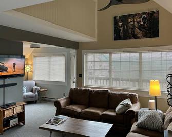 The Akasha is a true ski in ski out property on Foster's Place - Courtenay - Living room