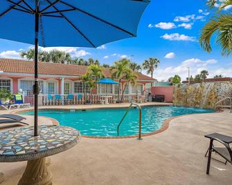 Blind Pass Resort Motel - Saint Pete Beach - Pool