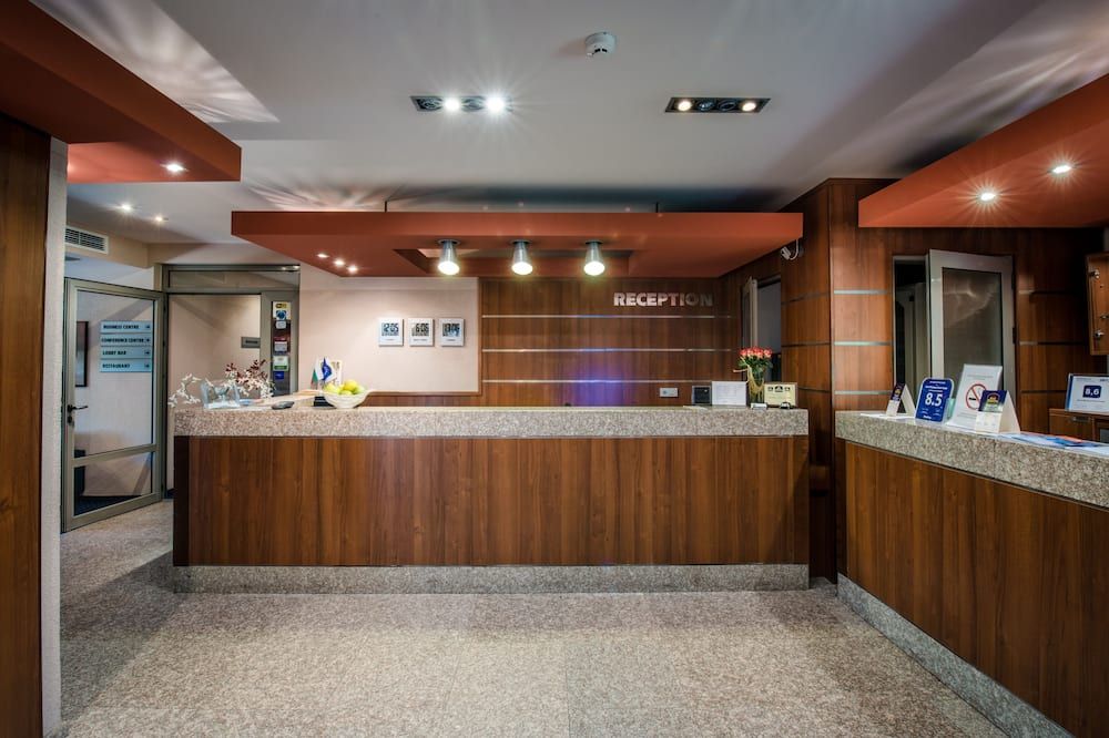 Amiral Hotel - וארנה - דלפק קבלה