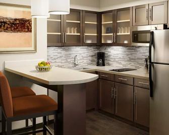 King Studio | Indoor Pool & Gym Access - Miamisburg - Kitchen