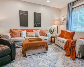 Family friendly home off bike trail and quiet subdivision with lots of updates! - Springfield - Living room