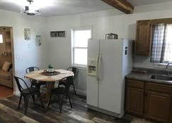 Cottage On 7s - Harrison - Dining room